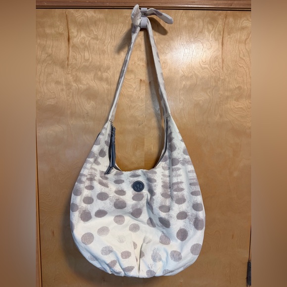 lululemon athletica Handbags - Lululemon Tote / Gym Bag White & Gray Polka Dot Shoulder Bag - 🤩 Excellent cond!